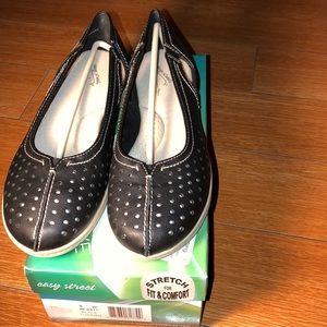 Easy street ballerina flats/slip on shoes